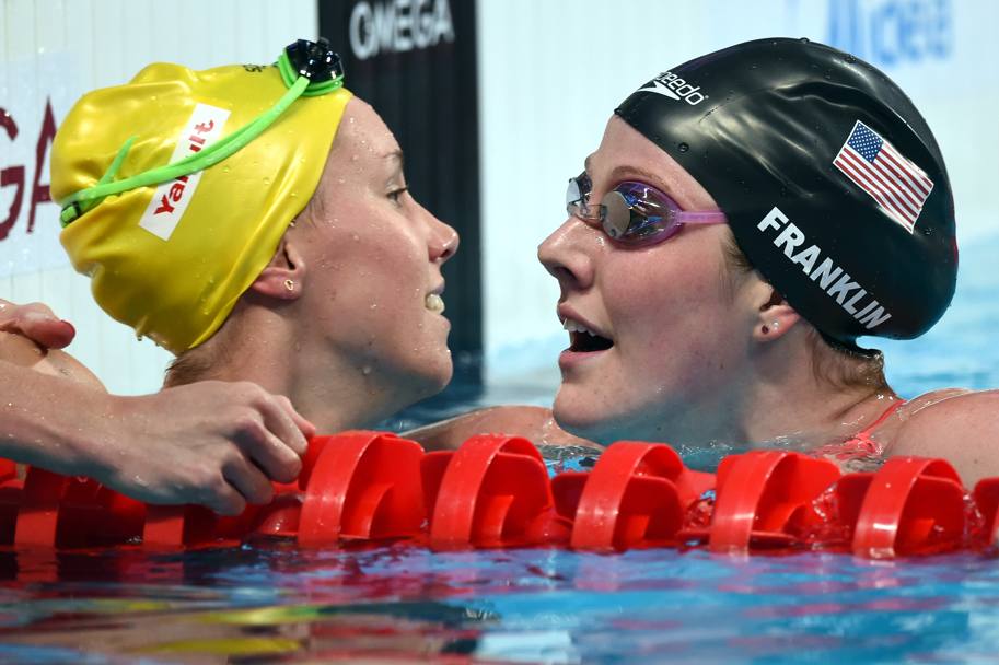L&#39; americana Missy Franklin festeggia con Emma McKeon, Australia, al termine della semifinale 200m stile libero donne. (Getty Images)